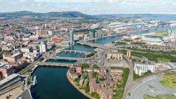 aéreo ver en río y edificios en ciudad centrar de Belfast del Norte Irlanda. zumbido foto, alto ángulo ver de pueblo foto