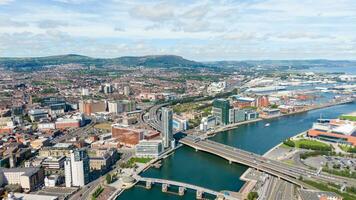 aéreo ver en río y edificios en ciudad centrar de Belfast del Norte Irlanda. zumbido foto, alto ángulo ver de pueblo foto