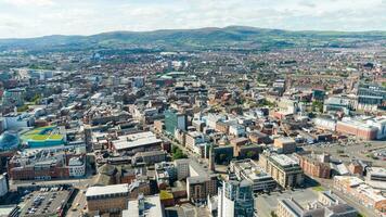 aéreo ver en río y edificios en ciudad centrar de Belfast del Norte Irlanda. zumbido foto, alto ángulo ver de pueblo foto