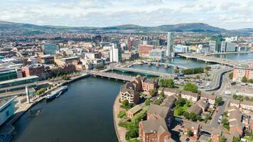 aéreo ver en río y edificios en ciudad centrar de Belfast del Norte Irlanda. zumbido foto, alto ángulo ver de pueblo foto