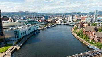 aéreo ver en río y edificios en ciudad centrar de Belfast del Norte Irlanda. zumbido foto, alto ángulo ver de pueblo foto