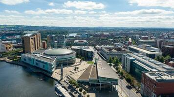 aéreo ver en río y edificios en ciudad centrar de Belfast del Norte Irlanda. zumbido foto, alto ángulo ver de pueblo foto