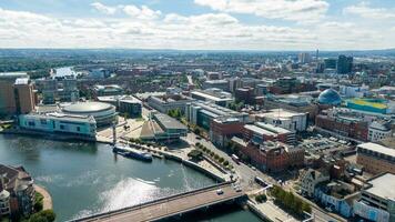 aéreo ver en río y edificios en ciudad centrar de Belfast del Norte Irlanda. zumbido foto, alto ángulo ver de pueblo foto