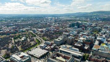 aéreo ver en río y edificios en ciudad centrar de Belfast del Norte Irlanda. zumbido foto, alto ángulo ver de pueblo foto