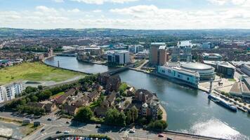 aéreo ver en río y edificios en ciudad centrar de Belfast del Norte Irlanda. zumbido foto, alto ángulo ver de pueblo foto