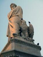 Monumento a dante alighieri en santo cruzar za di Papa Noel croce en florencia Italia. el mayor italiano poeta, autor de el adivinar comedia, el trabajo de escultor enrico pazzicuadrado plaza. foto