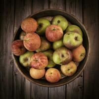 Fresco manzanas en un rústico cuenco foto