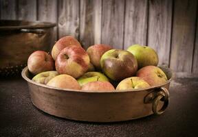 Fresco manzanas en un rústico cuenco foto