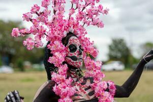 encantador catrina un dia Delaware los muertos Sesión de fotos en cholula cempasúchil campos, enmarcado por el icónico cholula Iglesia celebrando belleza tradicion y el encantador rosado fumar