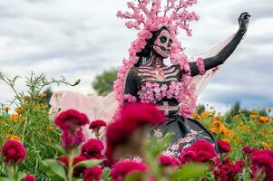 glorioso elegancia en el corazón de cholula cempasúchil campos un fascinante día de el muerto Sesión de fotos, presentando un maravilloso mujer transformado dentro un catrina, pago a el tradicion de morir Delaware muertos foto