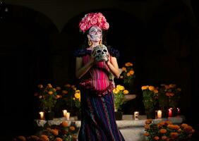 Calavera catrina sentado en un trono. azúcar cráneo constituir. dia Delaware los muertos. día de el muerto. Víspera de Todos los Santos. foto