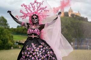 encantador catrina un dia Delaware los muertos Sesión de fotos en cholula cempasúchil campos, enmarcado por el icónico cholula Iglesia celebrando belleza tradicion y el encantador rosado fumar