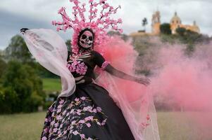 encantador catrina un dia Delaware los muertos Sesión de fotos en cholula cempasúchil campos, enmarcado por el icónico cholula Iglesia celebrando belleza tradicion y el encantador rosado fumar