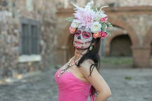 retrato de un niña con azúcar cráneo maquillaje terminado negro antecedentes. Calavera catrina dia Delaware los muertos. día de el muerto. Víspera de Todos los Santos. foto