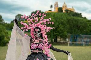 encantador catrina un dia Delaware los muertos Sesión de fotos en cholula cempasúchil campos, enmarcado por el icónico cholula iglesia, celebrando belleza y tradicion