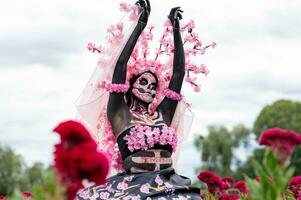 glorioso elegancia en el corazón de cholula cempasúchil campos un fascinante día de el muerto Sesión de fotos, presentando un maravilloso mujer transformado dentro un catrina, pago a el tradicion de morir Delaware muertos foto