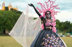 encantador catrina un dia Delaware los muertos Sesión de fotos en cholula cempasúchil campos, enmarcado por el icónico cholula iglesia, celebrando belleza y tradicion