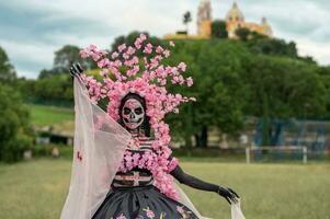 encantador catrina un dia Delaware los muertos Sesión de fotos en cholula cempasúchil campos, enmarcado por el icónico cholula iglesia, celebrando belleza y tradicion