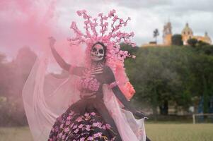 encantador catrina un dia Delaware los muertos Sesión de fotos en cholula cempasúchil campos, enmarcado por el icónico cholula Iglesia celebrando belleza tradicion y el encantador rosado fumar