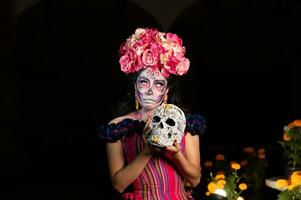 Calavera catrina sentado en un trono. azúcar cráneo constituir. dia Delaware los muertos. día de el muerto. Víspera de Todos los Santos. foto