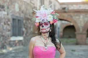 retrato de un niña con azúcar cráneo maquillaje terminado negro antecedentes. Calavera catrina dia Delaware los muertos. día de el muerto. Víspera de Todos los Santos. foto