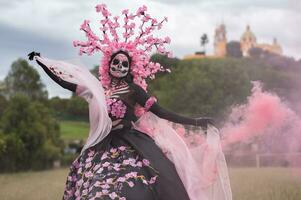 encantador catrina un dia Delaware los muertos Sesión de fotos en cholula cempasúchil campos, enmarcado por el icónico cholula Iglesia celebrando belleza tradicion y el encantador rosado fumar