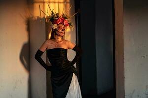 retrato de un niña con azúcar cráneo maquillaje terminado negro antecedentes. Calavera catrina dia Delaware los muertos. día de el muerto. Víspera de Todos los Santos. foto