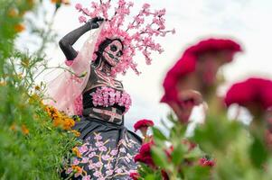 glorioso elegancia en el corazón de cholula cempasúchil campos un fascinante día de el muerto Sesión de fotos, presentando un maravilloso mujer transformado dentro un catrina, pago a el tradicion de morir Delaware muertos foto