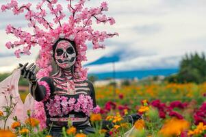 glorioso elegancia en el corazón de cholula cempasúchil campos un fascinante día de el muerto Sesión de fotos, presentando un maravilloso mujer transformado dentro un catrina, pago a el tradicion de morir Delaware muertos foto