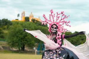 encantador catrina un dia Delaware los muertos Sesión de fotos en cholula cempasúchil campos, enmarcado por el icónico cholula iglesia, celebrando belleza y tradicion