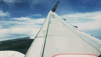 kuala lumpur, Malaysia auf kann 20, 2023. Video von das Flügel von ein Luft Asien Flug von Jakarta zu Malaysia. mit ein hell Blau Himmel mit Weiß Wolken wie ein Hintergrund.