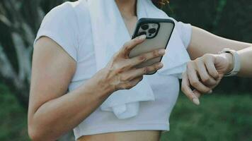 Jeune femme élongation avant fonctionnement tandis que à la recherche pour magnifique paysage sur bord de la route. des sports et des loisirs video