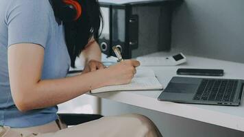 affascinante giovane asiatico donna d'affari seduta su il computer portatile computer nel il ufficio, fabbricazione rapporto calcolatore equilibrio interno reddito servizio controllo documento. video
