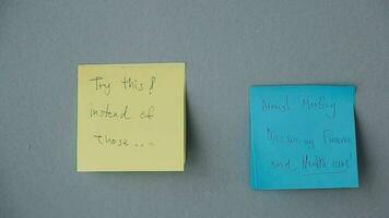 uomini d'affari che si incontrano in ufficio scrivendo promemoria su note adesive. strategia di pianificazione e brainstorming, concetto di pensiero dei colleghi video