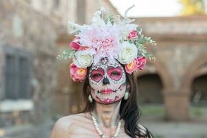 retrato de un niña con azúcar cráneo maquillaje terminado negro antecedentes. Calavera catrina dia Delaware los muertos. día de el muerto. Víspera de Todos los Santos. foto