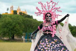 encantador catrina un dia Delaware los muertos Sesión de fotos en cholula cempasúchil campos, enmarcado por el icónico cholula iglesia, celebrando belleza y tradicion