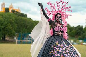 encantador catrina un dia Delaware los muertos Sesión de fotos en cholula cempasúchil campos, enmarcado por el icónico cholula iglesia, celebrando belleza y tradicion