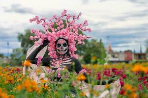 glorioso elegancia en el corazón de cholula cempasúchil campos un fascinante día de el muerto Sesión de fotos, presentando un maravilloso mujer transformado dentro un catrina, pago a el tradicion de morir Delaware muertos foto