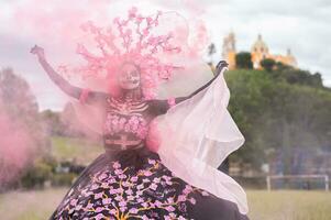 encantador catrina un dia Delaware los muertos Sesión de fotos en cholula cempasúchil campos, enmarcado por el icónico cholula Iglesia celebrando belleza tradicion y el encantador rosado fumar