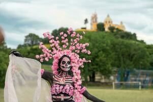 encantador catrina un dia Delaware los muertos Sesión de fotos en cholula cempasúchil campos, enmarcado por el icónico cholula iglesia, celebrando belleza y tradicion