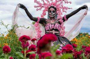 glorioso elegancia en el corazón de cholula cempasúchil campos un fascinante día de el muerto Sesión de fotos, presentando un maravilloso mujer transformado dentro un catrina, pago a el tradicion de morir Delaware muertos foto