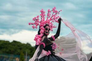 encantador catrina un dia Delaware los muertos Sesión de fotos en cholula cempasúchil campos, enmarcado por el icónico cholula iglesia, celebrando belleza y tradicion