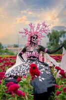 glorioso elegancia en el corazón de cholula cempasúchil campos un fascinante día de el muerto Sesión de fotos, presentando un maravilloso mujer transformado dentro un catrina, pago a el tradicion de morir Delaware muertos foto