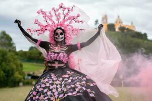 encantador catrina un dia Delaware los muertos Sesión de fotos en cholula cempasúchil campos, enmarcado por el icónico cholula Iglesia celebrando belleza tradicion y el encantador rosado fumar