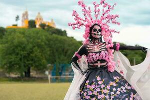 encantador catrina un dia Delaware los muertos Sesión de fotos en cholula cempasúchil campos, enmarcado por el icónico cholula iglesia, celebrando belleza y tradicion