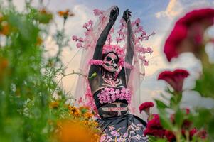 glorioso elegancia en el corazón de cholula cempasúchil campos un fascinante día de el muerto Sesión de fotos, presentando un maravilloso mujer transformado dentro un catrina, pago a el tradicion de morir Delaware muertos foto