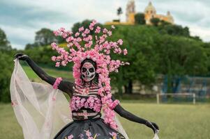 encantador catrina un dia Delaware los muertos Sesión de fotos en cholula cempasúchil campos, enmarcado por el icónico cholula iglesia, celebrando belleza y tradicion