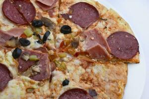 carne Pizza con vegetales. delicioso italiano pan plano. un pizzería producto. foto