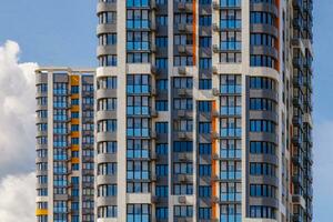 recién construido alto subir Departamento edificios en azul cielo antecedentes con blanco nubes foto