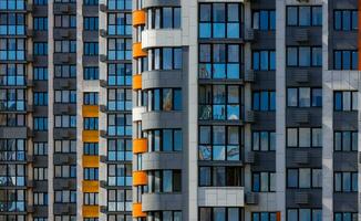 fotograma completo ver de recién construido alto subir Departamento edificio en blanco, gris y naranja colores foto